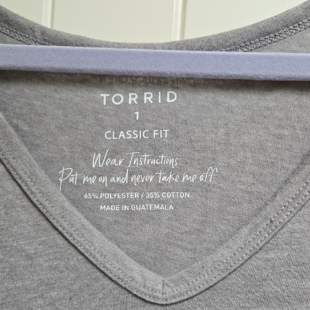 Torrid Light Gray Classic Fit V-Neck Short Sleeve Tee Shirt Plus Size 1x - Picture 2 of 5